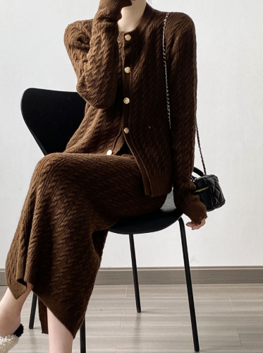 Костюм женский: кардиган и юбка арт. 1545773 Костюм женский: кардиган и юбка арт. 1545773