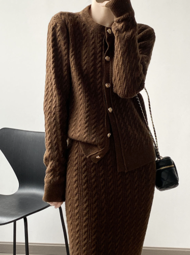 Костюм женский: кардиган и юбка арт. 1545773 Костюм женский: кардиган и юбка арт. 1545773