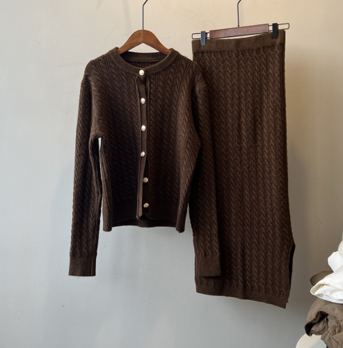 Костюм женский: кардиган и юбка арт. 1545773 Костюм женский: кардиган и юбка арт. 1545773